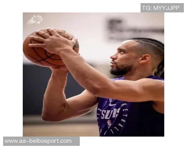 太阳主帅盛赞狄龙拼劲十足提升全队训练强度展现团队精神 太阳主帅盛赞狄龙拼劲十足提升全队训练强度展现团队精神